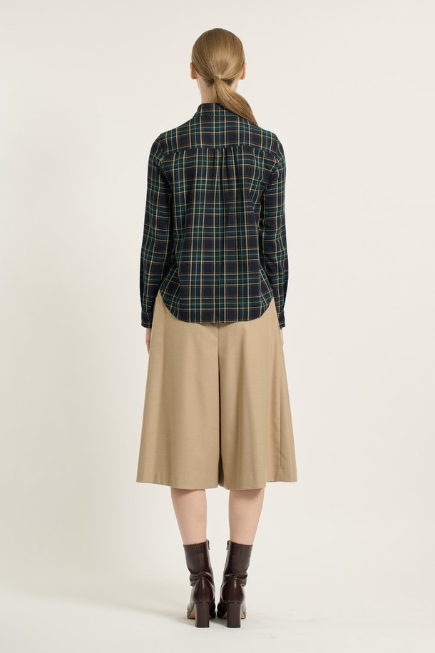 [25WT] 체크 훌 셔츠 - DARK GREEN (다크 그린)은 가을과 겨울에 어울리는 여성용 셔츠/블라우스입니다. 클래식한 무드의 다크 그린 컬러 체크 패턴에 레귤러핏과 긴소매 기장으로 제작되었습니다. 차이나칼라와 프릴 디테일이 돋보이며, 오피스룩, 모임룩, 데이트룩 등 다양한 TPO에 활용 가능합니다. 미니멀하고 시크한 스타일을 연출하기 좋은 아이템입니다.
