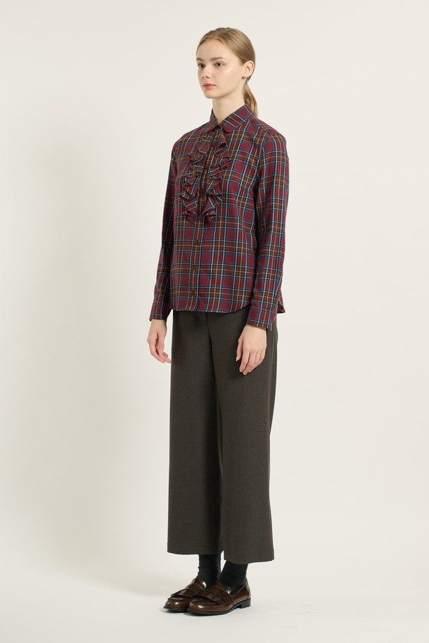 세련된 분위기를 연출하는 [25WT] 체크 훌 셔츠 - 다크 레드는 여성스러움을 강조하는 클래식 스타일의 셔츠입니다. 차이나 칼라와 긴소매 디자인, 레귤러핏으로 제작되어 편안한 착용감을 선사합니다. 가을과 겨울에 어울리는 면 소재로 제작되었으며, 체크 패턴과 프릴 디테일이 돋보입니다. 오피스룩, 모임룩, 데이트룩 등 다양한 TPO에 활용할 수 있으며, 미니멀, 시크 스타일을 즐기는 분들께 추천합니다. 레귤러 기장으로 어떤 하의와도 잘 어울려 활용도가 높습니다.
