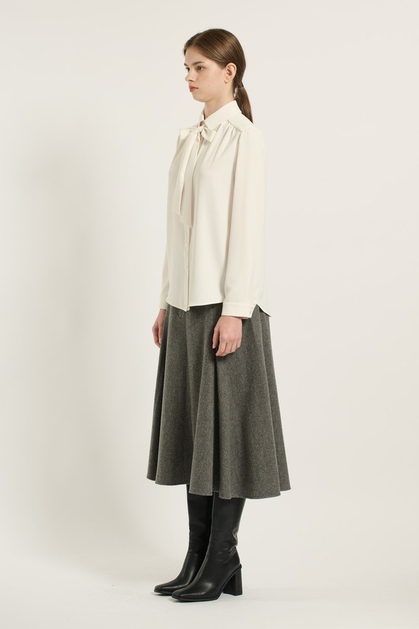 [25WT] 셔츠카라 타이 블라우스 - IVORY B5D9B40413는 여성스러운 실루엣을 연출하는 아이보리 컬러의 블라우스입니다. 셔츠 카라 디자인과 타이 디테일이 클래식하면서도 엘레강스한 분위기를 선사합니다. 봄, 가을 시즌에 적합하며, 레귤러 핏과 긴 소매 기장으로 편안하게 착용할 수 있습니다. 오피스룩, 모임룩, 소개팅룩 등 다양한 TPO에 활용 가능하며, 미니멀, 로맨틱 스타일을 즐기는 분들께 추천합니다. 무지 디자인으로 어떤 하의와도 쉽게 매치할 수 있어 활용도가 높습니다.
