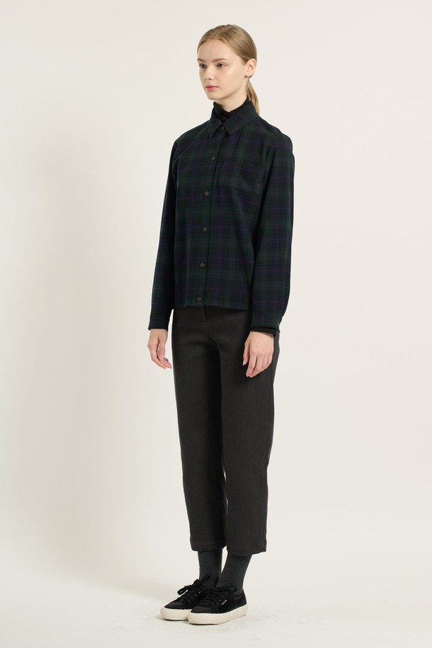 [25WT] 로고 패치 포켓 체크 셔츠 - GREEN B5D9B40742는 여성용 셔츠/블라우스로, 봄, 가을에 착용하기 좋은 긴소매 레귤러핏 제품입니다. 캐주얼, 베이직 스타일의 그린 컬러 체크 패턴이 돋보이며, 카라 넥라인과 레귤러 기장으로 제작되었습니다. 면 소재의 보통 두께감으로 편안한 착용감을 선사하며, 패치 포켓 디테일이 특징입니다. 출근룩과 모임룩, 그리고 캐주얼, 클래식, 미니멀 스타일 모두 소화 가능한 활용도 높은 아이템입니다.
