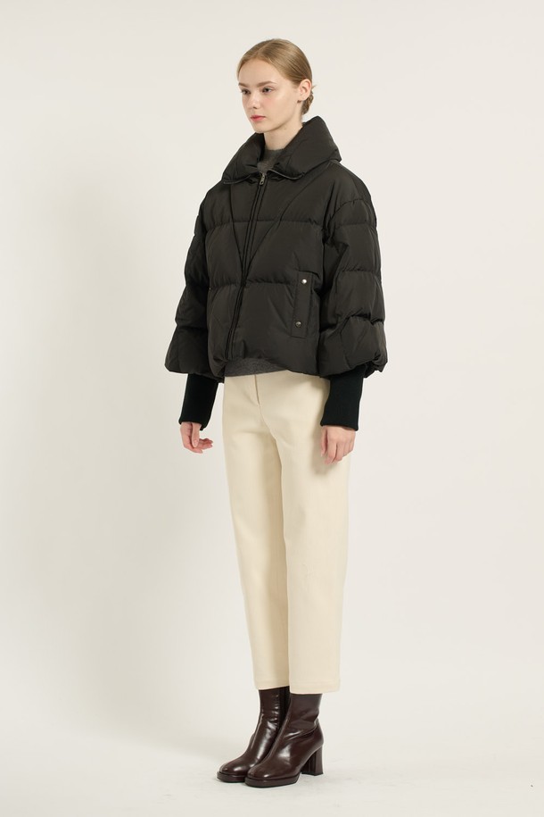 [25WT] 니트 소매 덕 다운 - BLACK B5D9F87699은 겨울철 캐주얼 스타일을 위한 여성용 오버핏 크롭 패딩입니다. 부드러운 촉감의 나일론 소재와 두꺼운 두께로 제작되어 보온성을 높였습니다. 블랙 컬러의 무지 디자인에 니트 소매 디테일이 돋보이며, 집업 스타일로 편안하게 착용 가능합니다. 안감 또한 패딩 처리되어 더욱 따뜻하게 착용할 수 있습니다. 미니멀한 스타일을 선호하는 분들께 추천합니다.
