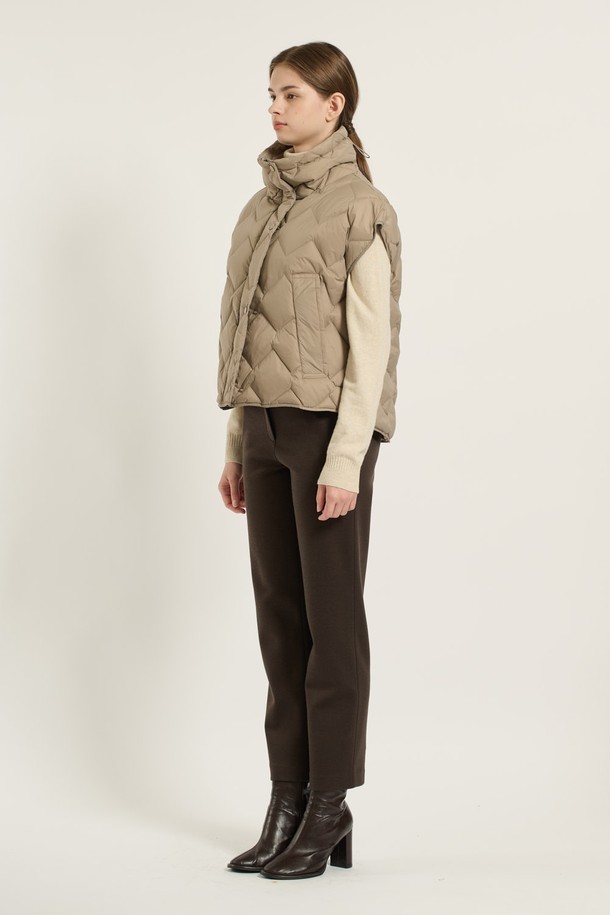 [25WT] 다이아 베스트 덕 다운 - M BEIGE B5D9F87872는 겨울철 캐주얼룩을 위한 여성 베스트입니다. 부드러운 촉감의 덕다운 소재, 두꺼운 두께감으로 따뜻함을 선사하며, 다이아몬드 퀼팅 패턴이 돋보입니다. 크롭 기장에 오버핏으로 디자인되어 편안한 착용감을 제공하며, 하이넥과 집업 여밈 방식으로 보온성을 높였습니다. 캠핑룩, 미니멀, 클래식 스타일 연출에 활용하기 좋습니다. 베이지 컬러로 다양한 겨울 스타일링에 매치하기 용이합니다.
