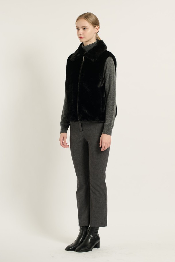 [25WT] 페이크 퍼 베스트 - BLACK B5D9F97199는 여성들을 위한 아우터 카테고리의 베스트 상품입니다. 가을과 겨울에 착용하기 좋은 두꺼운 두께감의 페이크 퍼 소재로 제작되어 부드러운 촉감을 선사합니다. 블랙 컬러의 무지 디자인에 크롭 기장과 레귤러핏으로 베이직하면서도 클래식한 스타일을 연출하며, 민소매와 퍼 카라 디테일이 특징입니다. 모임룩이나 미니멀한 스타일을 선호하는 분들께 추천하는 아이템입니다.
