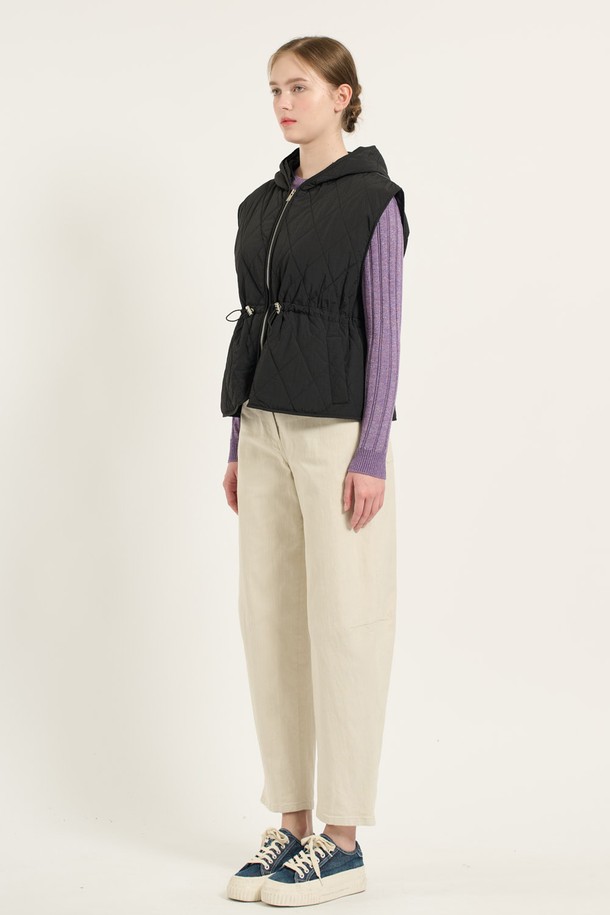 [25WT] 스트링 후드 퀼팅 베스트 - BLACK B5D9G17199는 가을, 겨울철에 따뜻하게 착용할 수 있는 여성용 베스트입니다. 블랙 색상의 퀼팅 패턴으로 캐주얼하고 스포티한 스타일을 연출하며, 레귤러 핏으로 편안하게 착용 가능합니다. 부드러운 폴리에스테르 소재로 제작되어 촉감이 좋으며, 두꺼운 두께감으로 보온성을 높였습니다. 후드 디자인과 스트링 디테일로 포인트를 더하여 산책룩, 캠핑룩 등 다양한 TPO에 활용하기 좋습니다. 민소매 디자인으로 활동성을 높였으며, 미니멀한 스타일을 선호하는 분들께 추천합니다.
