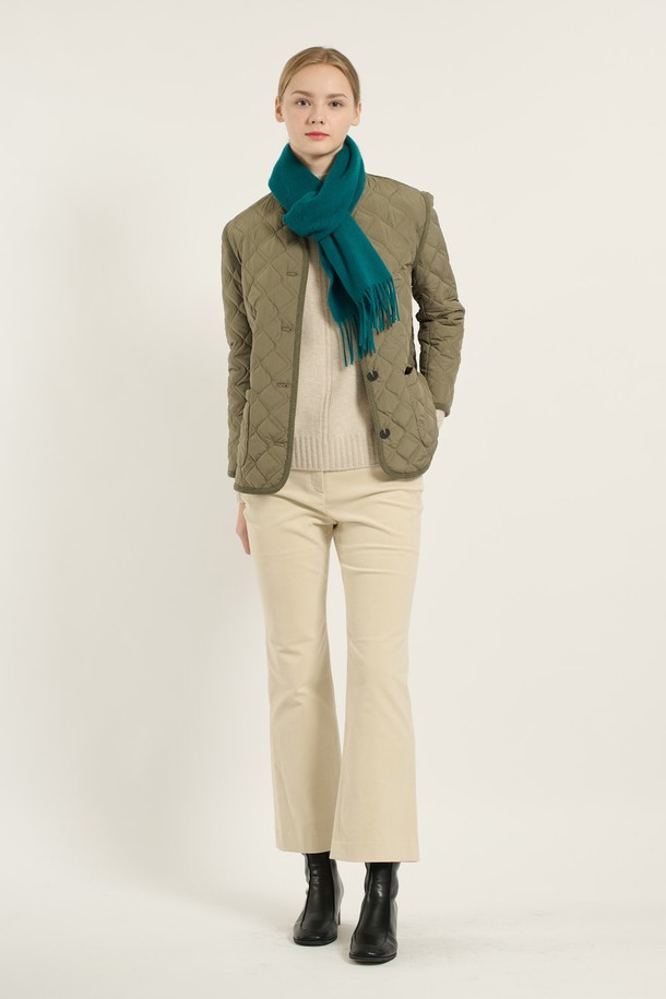 [25WT] 브이넥 바인딩 퀼팅 - KHAKI (카키) B5D9G87645는 여성용 점퍼입니다. 봄, 가을에 어울리는 두꺼운 두께감의 크롭 기장 아우터로, 베이직하고 캐주얼한 스타일을 연출합니다. 브이넥 라인과 바인딩, 퀼팅 디자인이 특징이며, 긴 소매와 버튼 여밈 방식으로 제작되었습니다. 레귤러핏으로 제작되어 편안한 착용감을 선사하며, 데일리룩에 활용하기 좋습니다.
