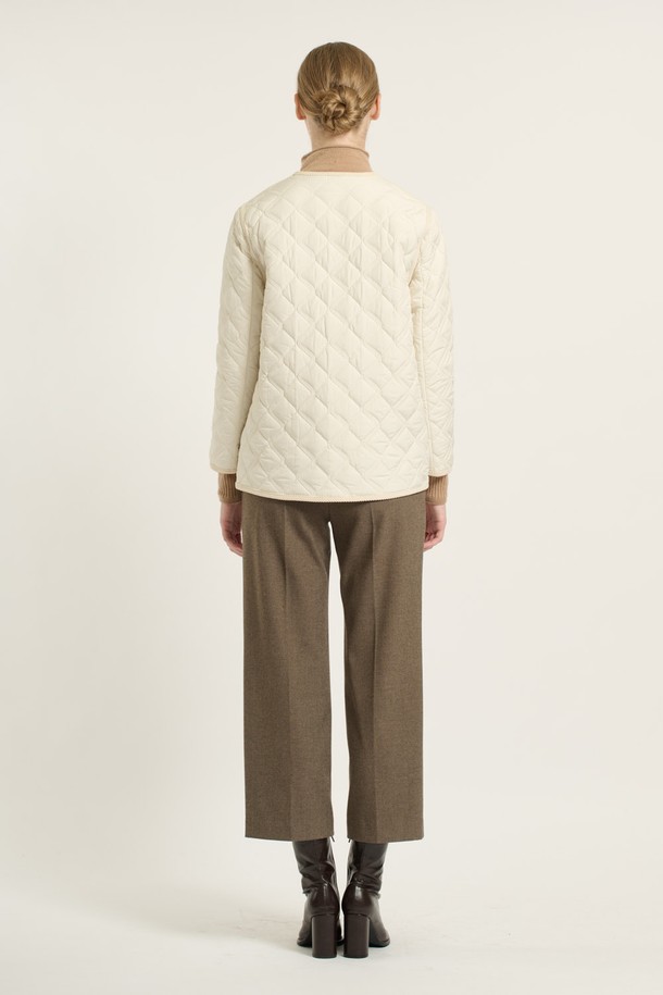 아이보리 컬러의 [25WT] 브이넥 바인딩 퀼팅 점퍼입니다. 가을과 겨울에 착용하기 좋은 두꺼운 두께감으로, 캐주얼하고 베이직한 스타일을 연출합니다. 크롭 기장에 7부 소매, 브이넥 디자인과 바인딩 디테일이 특징입니다. 레귤러핏으로 편안하게 착용 가능하며, 퀼팅 패턴이 돋보입니다. 일상복으로 활용하기 좋은 여성 점퍼입니다.
