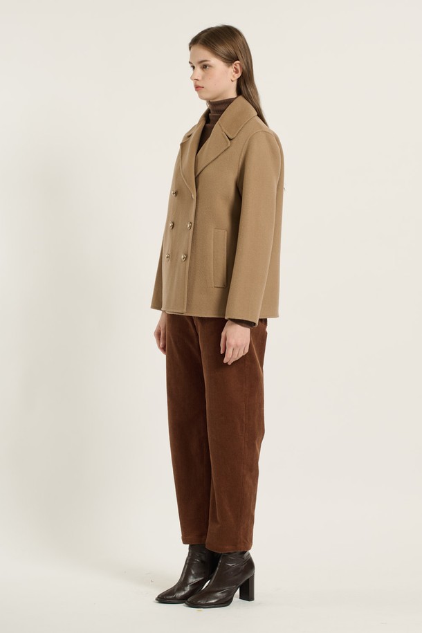 세련된 무드의 여성 [25WT] 더블 단추 핸드메이드 재킷입니다. 베이지 컬러와 울 소재, 두꺼운 두께감으로 가을, 겨울 시즌에 따뜻하고 포근하게 착용할 수 있습니다. 클래식하고 미니멀한 디자인에 테일러드 칼라와 레귤러핏으로 세련된 실루엣을 연출합니다. 오피스룩, 출근룩, 모임룩 등 다양한 TPO에 활용 가능한 아이템입니다. 긴 소매 기장과 핸드메이드 코트 타입으로 완성도를 높였습니다.
