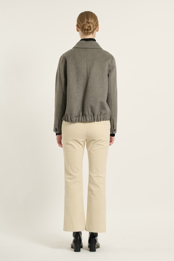 [25WT] 스탠카라 크롭 핸드메이드 재킷은 여성용 아우터로, 가을과 겨울에 착용하기 좋은 두꺼운 울 소재의 재킷입니다. 미니멀하고 클래식한 스타일을 추구하며, 오피스룩, 출근룩, 모임룩에 적합합니다. 그레이 컬러의 무지 패턴으로, 레귤러핏과 스탠카라 디자인, 버튼 여밈 방식, 긴 소매 기장, 크롭 기장이 특징입니다. 핸드메이드 방식으로 제작되어 고급스러운 분위기를 연출하며, 클래식, 미니멀, 시크 스타일을 좋아하는 여성분들께 추천합니다.
