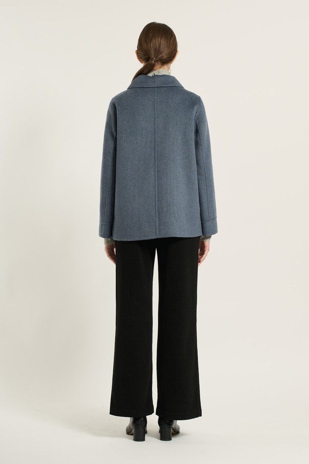 [25WT] 싱글 브레스트 핸드메이드 하프 코트 - M BLUE B5D9H87253는 가을, 겨울 시즌에 어울리는 여성용 하프 코트입니다. 클래식하고 미니멀한 스타일로, 울 소재 특유의 부드러운 촉감과 두꺼운 두께감이 특징입니다. 핸드메이드 방식으로 제작되어 고급스러움을 더하며, 싱글 버튼 여밈 방식으로 깔끔한 실루엣을 연출합니다. 레귤러핏으로 제작되어 편안한 착용감을 제공하며, 출근룩, 오피스룩, 모임룩 등 다양한 TPO에 활용 가능합니다.
