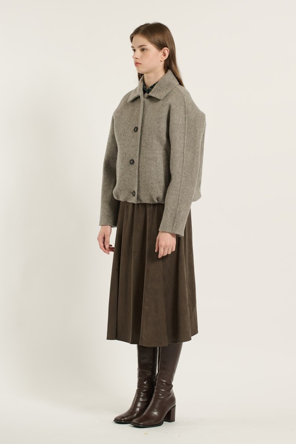 [25WT] 스탠카라 스트링볼륨 핸드메이드 재킷은 여성용 아우터입니다. 클래식하고 미니멀한 스타일의 그레이 컬러 자켓으로, 가을과 겨울에 착용하기 좋습니다. 울 소재의 두꺼운 두께감과 뻣뻣한 촉감이 특징이며, 핸드메이드 방식으로 제작되어 볼륨감 있는 실루엣을 연출합니다. 레귤러핏에 버튼 여밈 방식이며, 크롭 기장과 긴 소매 디자인으로 세련된 오피스룩, 출근룩, 모임룩을 완성해보세요.
