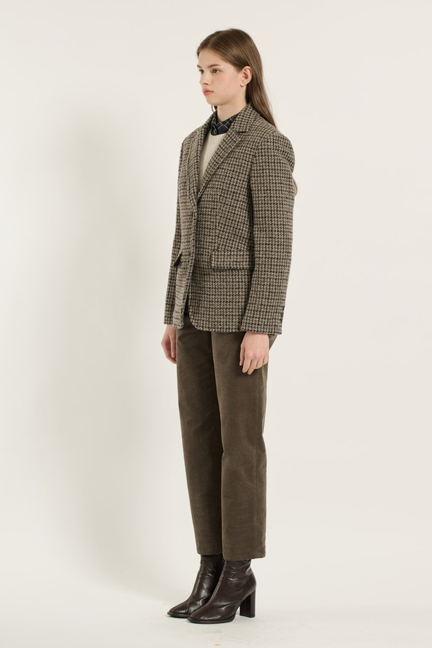 [25WT] 부클 체크 재킷 - M BROWN B5D9J10779는 부드러운 부클 소재로 제작된 여성용 자켓입니다. 브라운 컬러의 클래식한 체크 패턴이 특징이며, 가을과 겨울에 따뜻하게 착용할 수 있습니다. 싱글 버튼 여밈 방식과 테일러드 코트 타입으로, 오피스룩, 출근룩, 모임룩 등 다양한 TPO에 활용 가능합니다. 레귤러핏과 긴 소매 기장으로 편안함을 더했으며, 포켓 디테일이 돋보입니다. 클래식하고 미니멀한 스타일을 연출하기에 좋은 아이템입니다.
