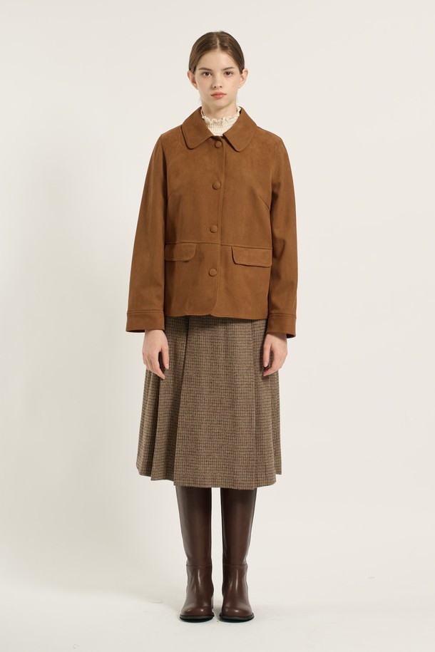 [25WT] 인조 스웨이드 재킷 - CAMEL B5D9J11480은 여성용 자켓으로, 부드러운 촉감의 인조 스웨이드와 인조 가죽 소재로 제작되었습니다. 봄, 가을에 어울리는 얇은 두께의 레귤러핏 테일러드 코트 타입이며, 카멜 컬러의 무지 디자인이 특징입니다. 싱글 버튼 여밈 방식과 긴 소매, 포켓 디테일이 돋보이는 클래식하고 미니멀한 스타일의 재킷입니다. 오피스룩, 출근룩, 모임룩 등 다양한 TPO에 시크하게 매치할 수 있습니다.
