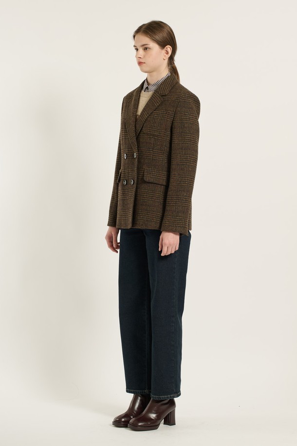 [25WT] 더블단추의 테일러드 카라 재킷 - BROWN B5D9J11574는 클래식한 무드의 여성 자켓입니다. 브라운 컬러의 울 소재로 제작되어 가을, 겨울 시즌에 적합하며, 두꺼운 두께감으로 따뜻함을 더합니다. 테일러드 카라 디자인과 더블 버튼 여밈 방식이 특징이며, 레귤러 핏으로 제작되어 편안한 착용감을 선사합니다. 오피스룩과 모임룩에 적합하며, 미니멀하고 클래식한 스타일을 연출할 수 있습니다.
