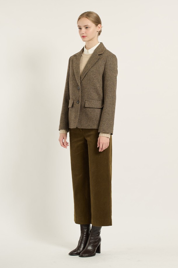 [25WT] 테일러드 투버튼 헤링본 자켓 - DARK BEIGE B5D9J17273는 가을, 겨울 시즌에 어울리는 여성용 테일러드 재킷입니다. 클래식하고 베이직한 스타일의 다크 베이지 컬러 헤링본 패턴으로, 오피스룩, 출근룩, 모임룩 등 다양한 TPO에 활용하기 좋습니다. 울 소재로 제작되어 두꺼운 두께감을 자랑하며, 레귤러 핏과 긴 소매 기장, 투버튼 여밈 방식, 그리고 포켓 디테일이 특징입니다. 크롭 기장으로 세련된 실루엣을 연출하며, 미니멀한 스타일을 선호하는 분들께 추천합니다.