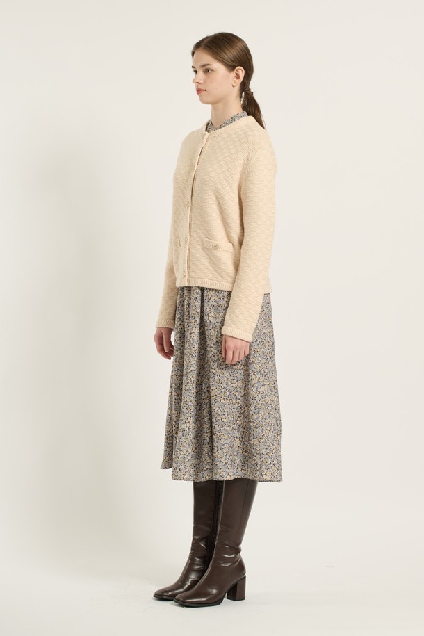 [25WT] 볼륨 텍스쳐 버튼업 가디건 - LIGHT BEIGE (라이트 베이지) B5D9K10171은 여성용 가디건입니다. 부드러운 니트 소재로 제작되어 봄, 가을에 착용하기 좋으며, 중간 두께감으로 편안한 착용감을 선사합니다. 베이직하고 캐주얼한 스타일로, 무지 디자인에 레귤러핏과 레귤러 기장으로 제작되었습니다. 볼륨감 있는 텍스처와 버튼 여밈 방식이 특징이며, 출근룩이나 모임룩 등 다양한 TPO에 활용 가능합니다. 캐주얼, 미니멀, 클래식 스타일을 즐겨 입는 분들께 추천합니다.
