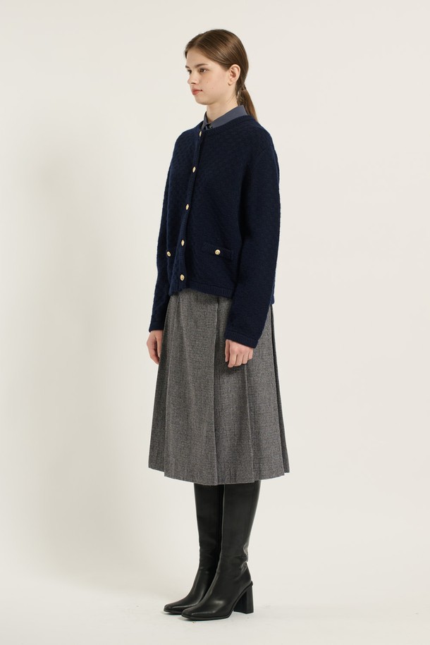 [25WT] 볼륨 텍스쳐 버튼업 가디건 - 다크 네이비 B5D9K10156는 여성용 가을/겨울 의류로, 클래식하고 베이직한 스타일을 연출합니다. 다크 네이비 컬러의 레귤러 핏 가디건으로, 부드러운 니트 소재와 두꺼운 두께감이 특징입니다. 라운드넥 디자인에 긴 소매 기장으로, 볼륨감 있는 텍스처와 버튼 여밈 방식이 돋보입니다. 출근룩, 모임룩, 데이트룩 등 다양한 상황에 활용하기 좋으며, 미니멀하고 캐주얼한 스타일을 연출할 수 있습니다.
