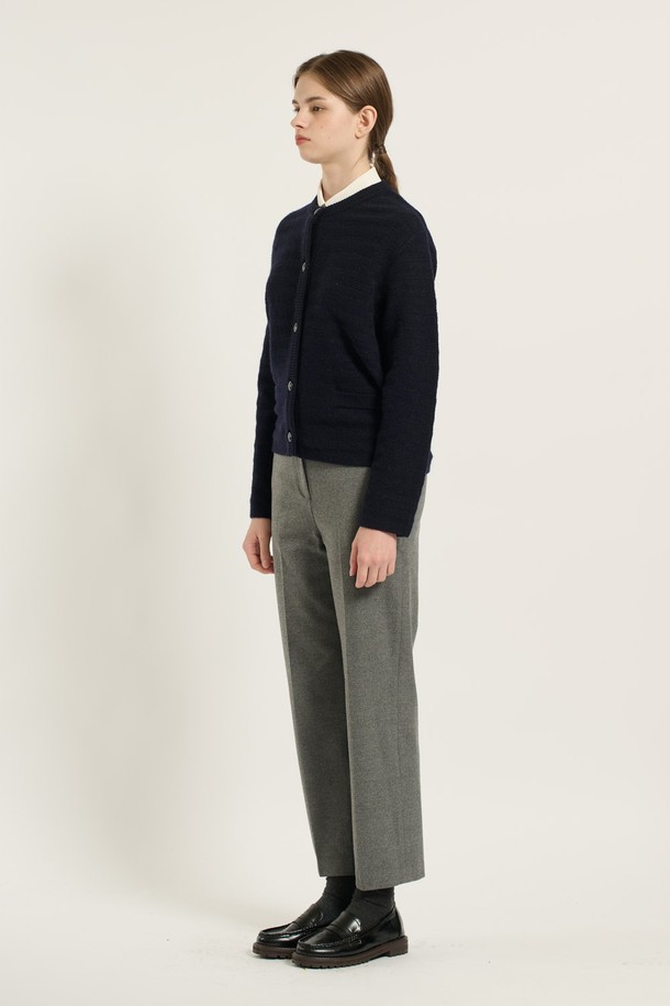 [25WT] 글리터 텍스처 스트라이프 가디건 - DARK NAVY B5D9K10256은 여성용 가디건으로, 다크 네이비 컬러에 글리터 텍스처 스트라이프 패턴이 돋보입니다. 봄, 가을 시즌에 적합하며, 베이직한 스타일을 연출하기 좋습니다. 부드러운 니트 소재로 제작되어 편안한 착용감을 제공하며, 레귤러 핏과 라운드넥 디자인으로 깔끔한 실루엣을 선사합니다. 크롭 기장에 긴 소매 디테일이 더해져 미니멀, 클래식, 캐주얼 룩에 모두 잘 어울립니다.
