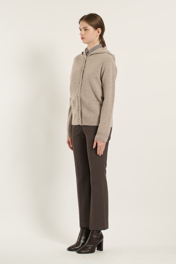 [25WT] 울 버튼 후드 가디건 - DARK BEIGE (B5D9K10373)는 여성용 상의 가디건입니다. 다크 베이지 색상의 울 소재로 제작되어 가을, 겨울에 착용하기 좋습니다. 베이직하고 캐주얼한 스타일로, 레귤러 핏에 긴 소매 기장과 레귤러 기장으로 디자인되었습니다. 후드 디자인과 버튼 여밈 방식으로, 출근룩이나 모임룩에 활용하기 좋으며, 캐주얼, 클래식, 미니멀 스타일을 연출할 수 있습니다. 두꺼운 두께감과 부드러운 촉감으로 편안하게 착용할 수 있습니다.
