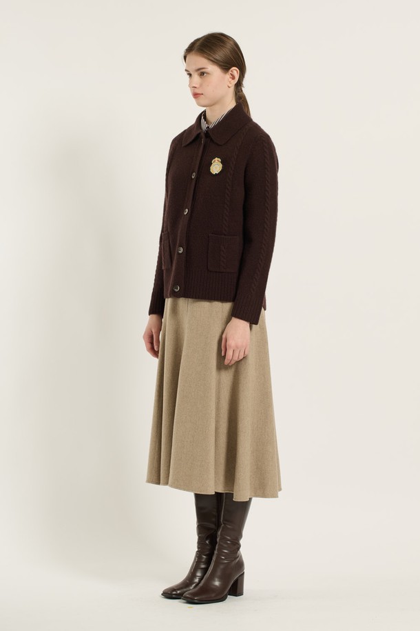 [25WT] 케이블 카라 가디건 - DARK BROWN B5D9K10875는 깊이 있는 다크 브라운 컬러의 여성용 가을/겨울 가디건입니다. 울 소재로 제작되어 부드러운 촉감과 두꺼운 두께감으로 따뜻함을 선사하며, 클래식한 무드의 케이블 패턴이 돋보입니다. 카라 디자인과 긴 소매, 레귤러 핏으로 세련된 실루엣을 연출하며, 버튼 여밈으로 간편하게 착용할 수 있습니다. 데이트룩, 모임룩 등 다양한 TPO에 활용 가능하며, 미니멀하면서도 클래식한 스타일을 완성합니다.
