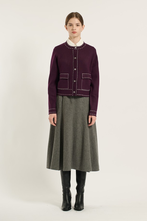 세련된 무드를 연출하는 [25WT] 스티치 배색 가디건 - PURPLE(퍼플)입니다. 부드러운 니트 소재에 라운드넥 디자인으로 편안한 착용감을 선사하며, 레귤러 핏과 얇은 두께감으로 봄, 가을 시즌에 활용하기 좋습니다. 클래식하고 엘레강스한 스타일을 살려주는 스티치 배색 디테일이 돋보이며, 데이트룩, 모임룩, 소개팅룩 등 다양한 TPO에 매치하기 용이합니다. 미니멀, 로맨틱 스타일을 즐겨 입는 여성분들께 추천하는 아이템입니다. 긴 소매 기장으로 더욱 여성스러운 분위기를 더합니다.
