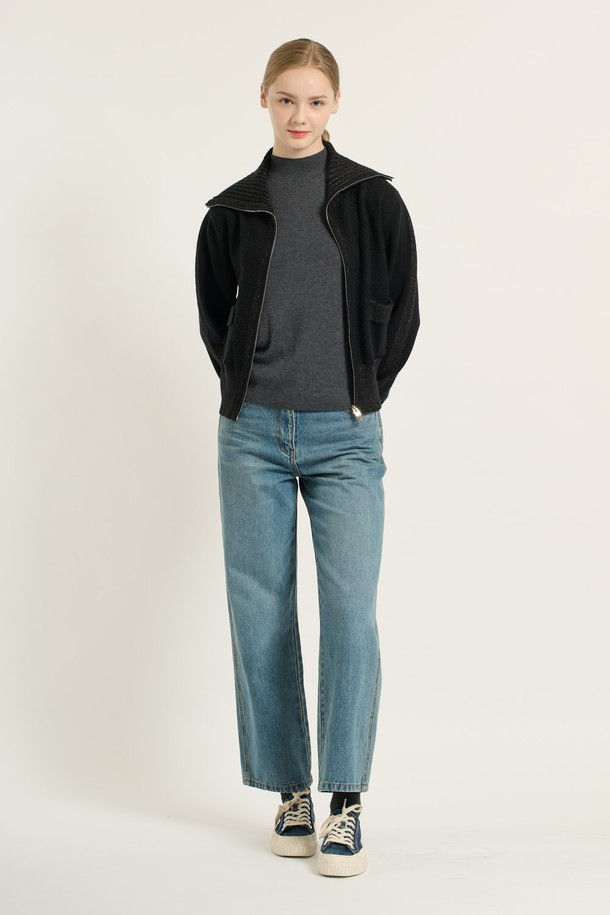 [25WT] 와이드 카라 니트 집업 - BLACK B5D9K17999는 여성용 상의 니트/스웨터입니다. 가을, 겨울에 착용하기 좋으며, 일상 및 캐주얼 룩에 적합합니다. 블랙 컬러의 레귤러핏 제품으로, 클래식, 모던, 캐주얼 스타일을 연출할 수 있습니다. 폴리에스테르, 레이온, 아크릴, 나일론 혼방 소재로 제작되었으며, 부드러운 촉감과 보통 두께감으로 편안하게 착용할 수 있습니다. 와이드 카라 넥 라인과 긴 소매, 지퍼 여밈 방식, 포켓 및 리브 짜임 디자인으로 포인트를 더했습니다.
