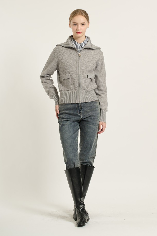 [25WT] 와이드 카라 니트 집업은 여성 의류로, 일상 및 캐주얼 스타일을 위한 니트/스웨터입니다. M GRAY (그레이) 컬러의 레귤러핏 긴소매 디자인으로, 봄, 가을, 겨울 계절에 착용하기 좋습니다. 와이드 카라와 포켓 디테일이 돋보이며, 무지 또는 골지 패턴으로 베이직하면서도 캐주얼한 무드를 연출합니다. 출근룩, 미니멀, 클래식 스타일에도 잘 어울리는 활용도 높은 아이템입니다.
