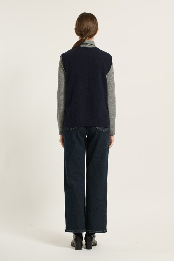 [25WT] 슬릿 디테일 라운드넥 니트 베스트 - DARK NAVY (다크 네이비) B5D9K50156는 여성용 상의 베스트입니다. 모, 면, 울 혼방 소재로 제작되어 부드러운 촉감과 보온성을 제공하며, 라운드넥 디자인과 레귤러핏으로 편안하게 착용할 수 있습니다. 무지 패턴에 슬릿 디테일이 더해져 세련된 느낌을 주는 이 베스트는 봄, 가을, 겨울 모두 활용 가능하며, 일상 및 캐주얼 스타일 모두 연출할 수 있습니다. 민소매 디자인으로 다양한 레이어링이 가능합니다.
