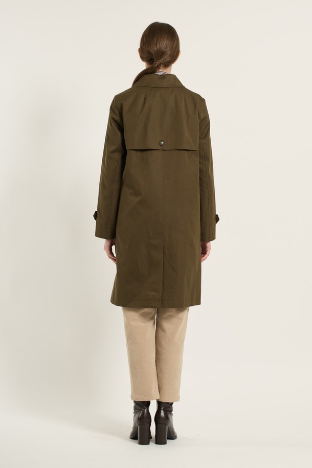 [25WT] 클래식 라이너 싱글 트렌치코트 - KHAKI BROWN (카키 브라운) B5D9N70185는 여성용 아우터로, 봄, 가을, 겨울 세 계절에 걸쳐 활용 가능한 롱 기장의 트렌치코트입니다. 캐주얼, 모던, 클래식 스타일을 아우르며, 무지 패턴에 레귤러 핏으로 제작되었습니다. 면과 폴리에스터 혼방 소재로 탄탄한 촉감을 제공하며, 싱글 버튼 여밈 방식과 긴 소매, 소매 버튼 디테일이 특징입니다. 라이너가 포함되어 보온성을 높였으며, 출근룩과 모임룩 모두에 잘 어울리는 제품입니다.
