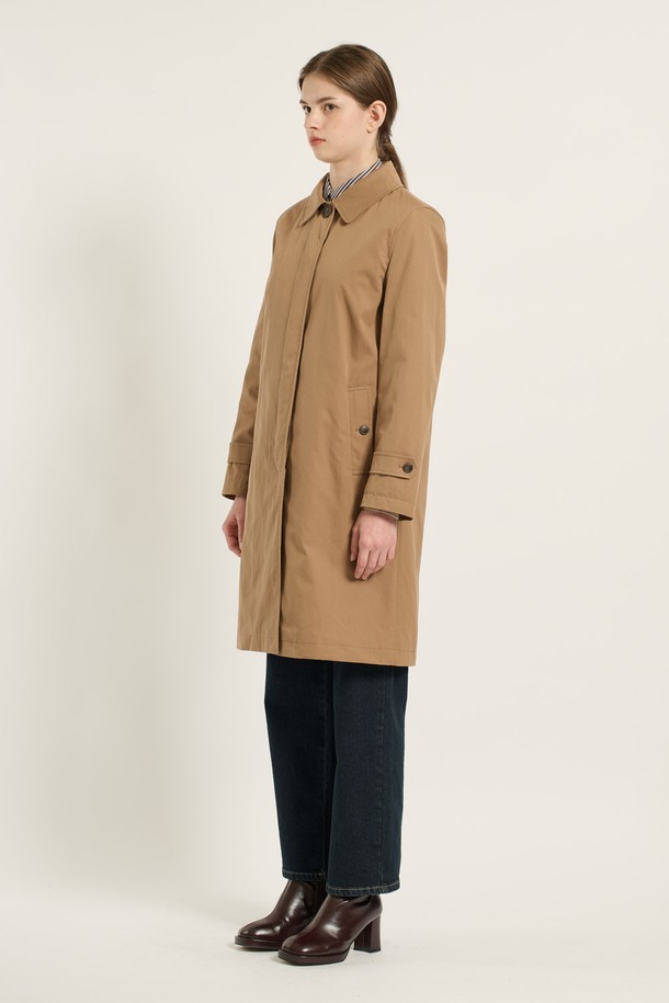 [25WT] 클래식 라이너 싱글 트렌치코트 - CAMEL B5D9N70180는 여성 고객을 위한 아우터입니다. 카멜과 카키 브라운 두 가지 색상으로 제공되며, 봄, 가을, 간절기에 입기 좋습니다. 클래식, 캐주얼, 포멀, 모던 스타일을 아우르는 무지 디자인의 롱 기장 트렌치코트입니다. 싱글 버튼 여밈 방식에 슬림핏으로 떨어지며, 라이너가 포함되어 있고 소매 비조 디테일이 돋보입니다. 출근룩과 데이트룩에 모두 잘 어울리는 제품입니다.
