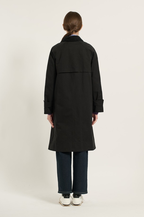 [25WT] 래글런 라이너 트렌치 코트 - BLACK B5D9N70299는 여성의 겨울, 가을, 봄을 책임질 아우터입니다. 블랙(Black) 컬러의 무지 디자인으로, 래글런 소매와 금장 버튼 디테일, 카라 배색이 특징입니다. 안쪽 라이너 탈부착이 가능하며, 롱 또는 미디엄 기장으로 출시되었습니다. 면, 폴리에스터, 나일론 혼방 소재에 부드러운 촉감과 두꺼운 두께감으로 보온성을 더했습니다. 레귤러핏 싱글버튼 방식으로, 출근룩, 여행룩, 오피스룩 등 다양한 TPO에 클래식, 미니멀, 캐주얼 스타일을 연출할 수 있습니다.
