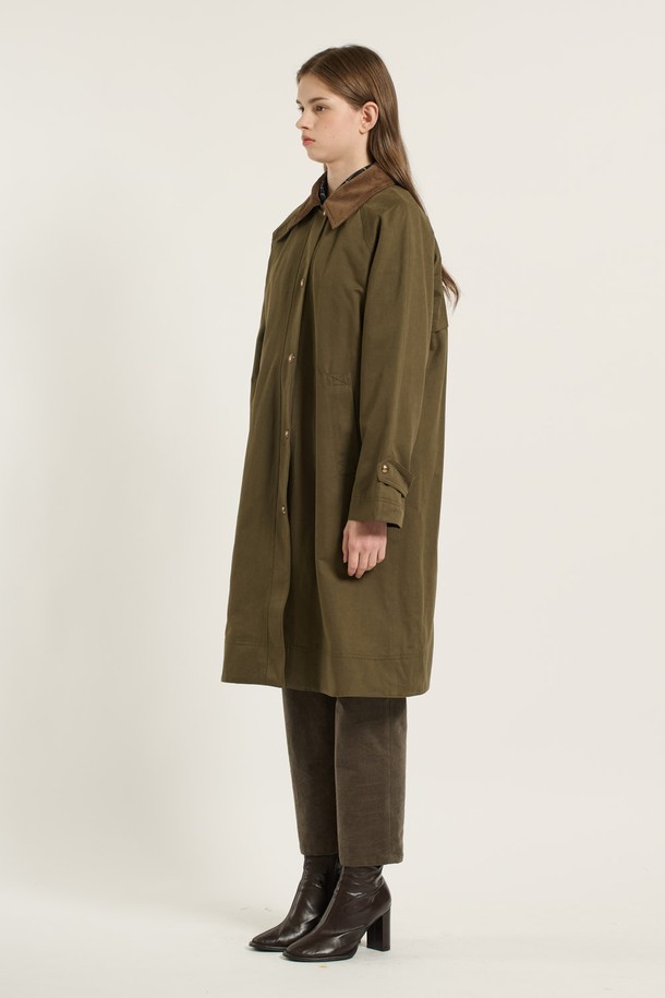 [25WT] 래글런 라이너 트렌치 코트 - KHAKI BROWN B5D9N70285는 클래식, 베이직, 캐주얼 스타일을 아우르는 여성용 트렌치 코트입니다. 카키 브라운, 블랙 두 가지 색상으로 출시되었으며, 봄, 가을, 겨울, 간절기 모두 착용 가능합니다. 무지 패턴에 롱 기장, 래글런 소매 디자인으로 편안한 착용감을 선사하며, 탈부착 라이너가 있어 보온성을 조절할 수 있습니다. 면, 폴리에스터, 나일론 혼방 소재로 제작되었으며, 부드러우면서도 튼튼한 촉감을 느낄 수 있습니다. 싱글 버튼과 스냅 여밈 방식, 히든 버튼 디테일로 깔끔한 디자인을 완성했습니다. 출근룩, 오피스룩, 모임룩 등 다양한 TPO에 활용 가능합니다.
