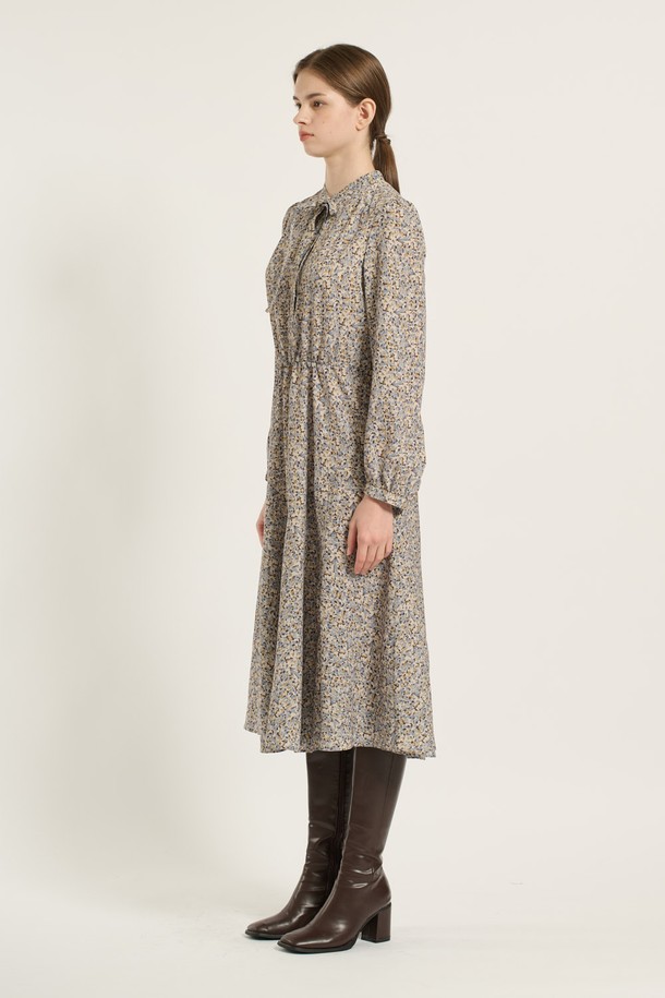 세련된 분위기를 연출하는 [25WT] 타이 플레어 프린트 원피스 - M BEIGE B5D9O60172입니다. 부드러운 폴리에스테르 소재로 제작되어 편안한 착용감을 선사하며, 가을과 겨울에 어울리는 긴 소매 디자인입니다. 플라워 프린트와 A라인 플레어 스커트가 페미닌하고 우아한 무드를 자아내며, 리본넥 디테일로 여성스러움을 더했습니다. 하객룩이나 모임룩으로 활용하기 좋으며, 클래식, 로맨틱, 미니멀 스타일을 즐겨 입는 여성분들께 추천합니다.
