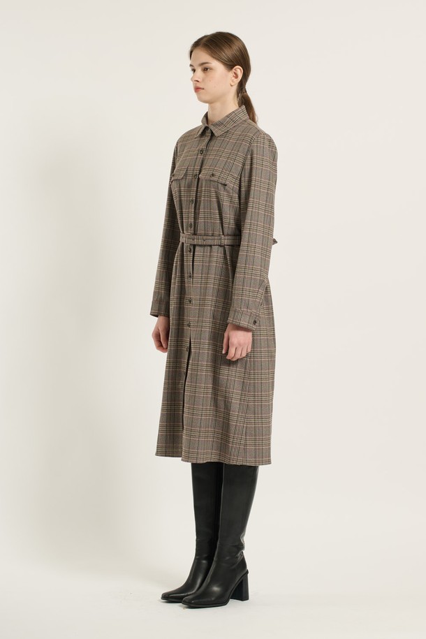 세련된 체크 패턴과 M BROWN 컬러가 돋보이는 [25WT] 체크 소재 셔츠형 원피스입니다. 부드러운 촉감과 유연함을 선사하는 폴리에스터, 레이온, 폴리우레탄, 면 혼방 소재로 제작되어 편안한 착용감을 제공합니다. 허리 벨트가 포함되어 있어 슬림핏 또는 레귤러핏으로 연출 가능하며, 버튼 디테일과 앞면 버튼으로 클래식하고 우아한 분위기를 더합니다. 긴 소매 기장과 카라 디자인은 봄, 가을, 겨울, 그리고 사계절 모두 활용 가능하며, 출근룩, 데이트룩, 오피스룩 등 다양한 TPO에 맞춰 세련된 스타일을 완성해 보세요.
