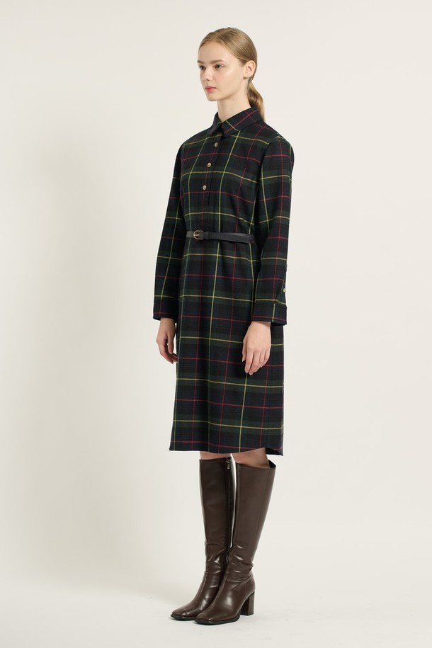 세련된 H라인 실루엣의 [25WT] H라인 체크 원피스 - DARK GREEN (다크 그린)입니다. 부드러운 촉감과 편안한 착용감을 선사하며, 가을과 겨울 시즌에 어울리는 두께감으로 제작되었습니다. 카라넥 디자인과 긴 소매, 그리고 허리 벨트 디테일이 클래식하고 우아한 분위기를 더합니다. 체크 패턴과 다크 그린 컬러의 조화가 세련된 무드를 연출하며, 오피스룩, 하객룩, 모임룩 등 다양한 TPO에 활용 가능합니다. 안감이 있어 더욱 안정적인 착용감을 제공합니다.
