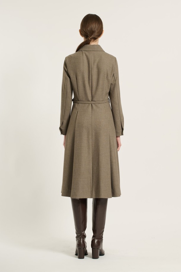 세련된 무드의 [25WT] 벨티드 플레어 원피스 - M BROWN B5D9O61079입니다. M BROWN 컬러의 이 원피스는 가을, 겨울 시즌에 어울리는 긴소매 디자인으로, 클래식하고 모던한 스타일을 연출합니다. 허리 벨트 세트와 앞 단추 디테일이 특징이며, 플레어 A라인 치마핏으로 여성스러운 실루엣을 강조합니다. 오피스룩, 하객룩, 데이트룩 등 다양한 TPO에 활용 가능하며, 슬림핏과 레귤러핏으로 핏을 선택할 수 있습니다. 카라넥 디자인의 롱 원피스로 시크하고 미니멀한 스타일을 완성해보세요.
