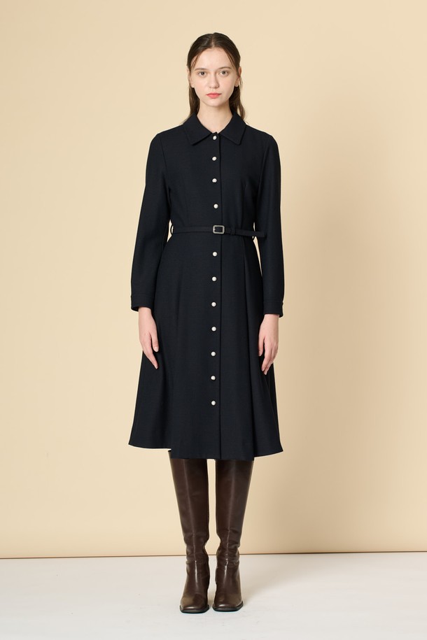 세련된 분위기를 연출하는 [25WT] 벨티드 플레어 원피스 - DARK NAVY B5D9O61056입니다. 슬림핏으로 떨어지는 A라인 플레어 스커트가 여성스러운 실루엣을 강조하며, 허리 벨트가 포함되어 있어 허리 라인을 더욱 돋보이게 합니다. 카라넥 디자인과 앞 단추, 싱글 버튼 디테일이 클래식하고 우아한 무드를 선사하며, 봄, 가을, 겨울 시즌에 활용하기 좋습니다. 오피스룩, 하객룩, 모임룩 등 다양한 TPO에 맞춰 미니멀하고 세련된 스타일을 연출해보세요. 롱 기장의 DARK NAVY 컬러 무지 원피스로, 당신의 옷장에 특별함을 더해줄 것입니다.
