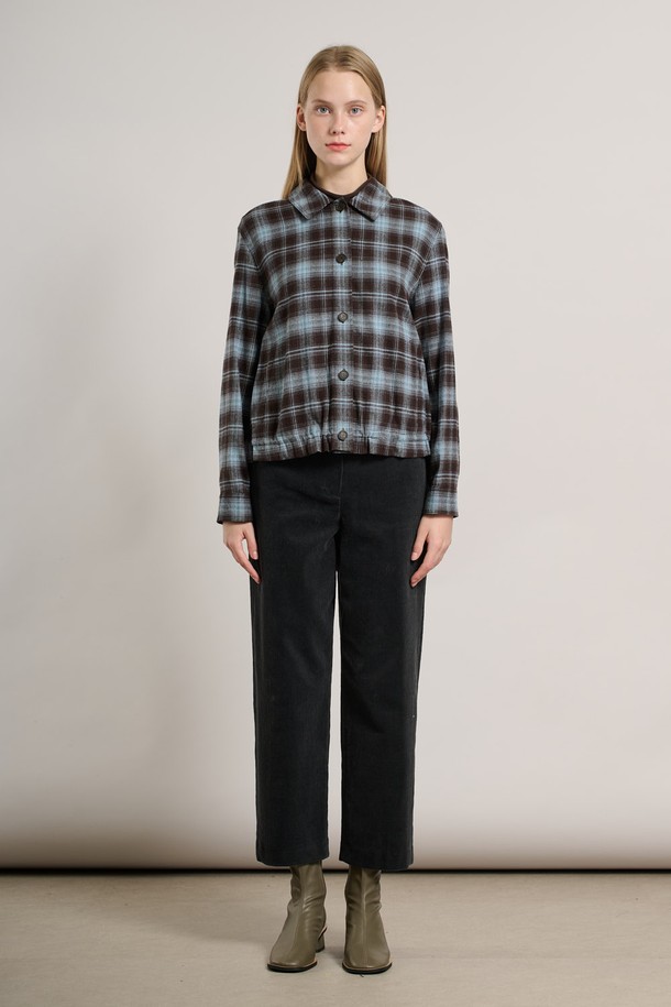 **[25WT] 체크 윈터 셔츠 - 라이트 블루 A5W9B40451**는 여성용 셔츠/블라우스로, 겨울철 출근룩에 적합한 캐주얼 스타일의 제품입니다. 라이트 블루 컬러의 체크 패턴이 돋보이며, 루즈핏과 긴 소매, 브이넥 디자인으로 편안하면서도 세련된 느낌을 선사합니다. 두꺼운 두께감으로 따뜻함을 더하며, 윈터 셔츠 특유의 포근한 착용감을 느낄 수 있습니다. 캐주얼, 클래식, 미니멀 스타일을 모두 아우르는 디자인으로 다양한 연출이 가능합니다.
