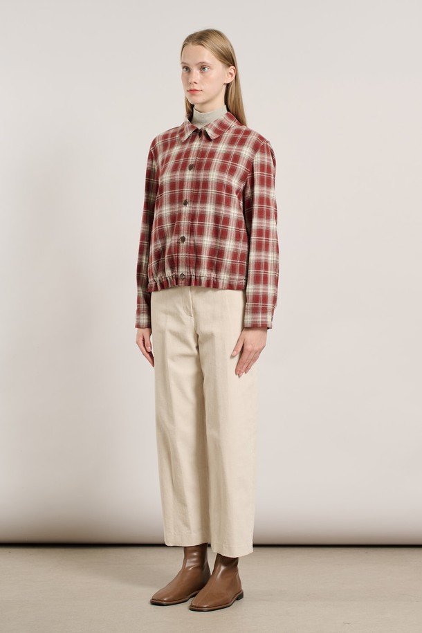 [25WT] 체크 윈터 셔츠 - DARK RED A5W9B40425는 여성용 셔츠/블라우스로, 겨울 시즌에 어울리는 두꺼운 두께감의 긴소매 셔츠입니다. 다크 레드의 체크 패턴이 돋보이며, 부드러운 촉감의 면 소재로 제작되었습니다. 차이나칼라와 버튼 여밈 방식으로 캐주얼, 베이직, 클래식, 미니멀 스타일을 연출할 수 있습니다. 일상 및 출근룩에 활용하기 좋은 윈터 시리즈 제품입니다.
