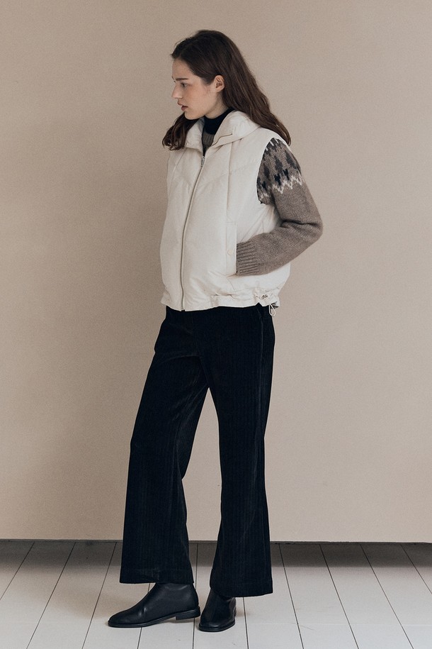 [25WT] 밴드넥 볼륨 베스트 - CREAM A5W9F50214는 여성스러운 실루엣을 연출하는 크림 컬러의 베스트입니다. 밴드넥 디자인과 레귤러 핏으로 제작되었으며, 캐주얼, 클래식, 미니멀 스타일을 모두 소화할 수 있습니다. 가을, 겨울 시즌에 적합하며, 두꺼운 두께감과 부드러운 촉감의 폴리에스테르 소재로 제작되어 포근함을 선사합니다. 볼륨감 있는 디자인과 패딩 안감으로 보온성을 높였으며, 출근룩으로도 활용 가능합니다. 무지 패턴으로 어떤 옷에도 쉽게 매치할 수 있는 활용도 높은 아이템입니다.
