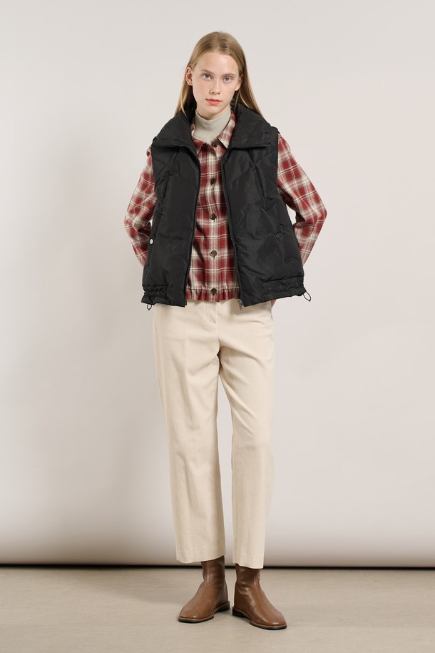 [25WT] 밴드넥 볼륨 베스트 - BLACK A5W9F50299는 여성용 베스트로, 가을과 겨울에 따뜻하게 착용할 수 있습니다. 밴드넥 디자인과 오버핏으로 캐주얼하고 스포티한 스타일을 연출하며, 볼륨감 있는 퀼팅 디테일이 특징입니다. 부드러운 촉감의 폴리에스테르 소재에 두꺼운 안감(패딩)으로 보온성을 높였습니다. 무지 디자인의 블랙 컬러로 다양한 룩에 매치하기 용이하며, 일상복으로 활용하기 좋습니다.
