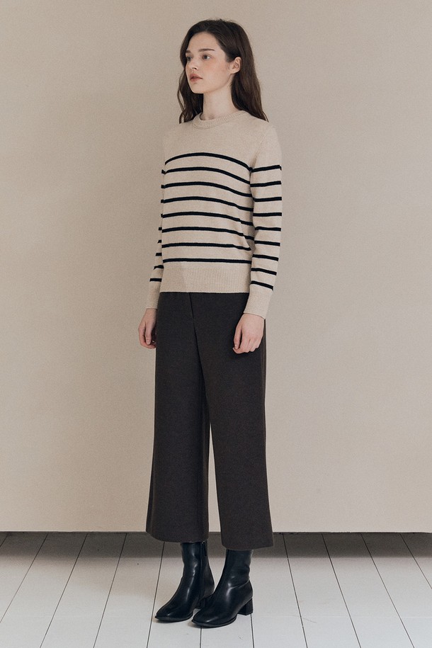 [25WT] 스트라이프 라운드넥 풀오버 - BLACK A5W9K40199는 여성용 상의로, 가을과 겨울에 착용하기 좋은 두꺼운 울 소재의 니트/스웨터입니다. 블랙 컬러에 베이직하고 캐주얼한 스트라이프 패턴이 돋보이며, 레귤러 핏의 긴소매 라운드넥 디자인으로 제작되었습니다. 부드러운 촉감과 풀오버 스타일로 편안한 착용감을 선사하며, 캐주얼, 클래식, 미니멀 스타일 연출에 활용하기 좋습니다. 일상복으로 활용하기 좋은 아이템입니다.
