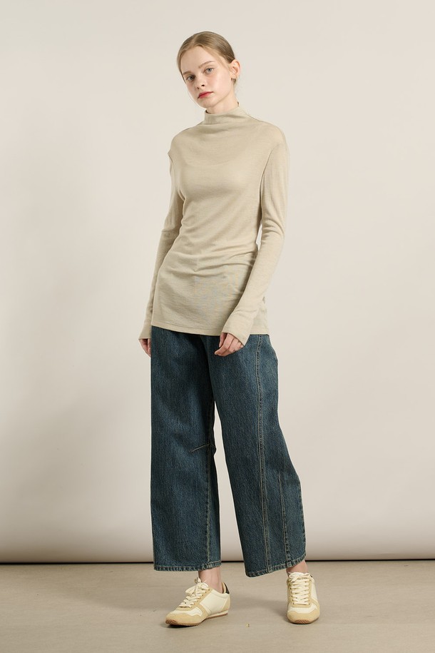 "[25WT] 울 소프트 폴라 티셔츠 - LIGHT BEIGE A5W9X40171"는 부드러운 촉감의 울 소재로 제작되어 가을, 겨울철 따뜻하게 착용하기 좋은 여성 폴라 티셔츠입니다. 라이트 베이지 컬러의 무지 디자인으로, 베이직한 스타일을 선호하는 분들께 추천드립니다. 레귤러핏과 레귤러 기장으로 편안한 착용감을 선사하며, 출근룩, 모임룩 등 다양한 TPO에 활용할 수 있습니다. 클래식, 미니멀, 캐주얼 등 어떤 스타일에도 잘 어울려 활용도가 높은 아이템입니다. 부드러운 소프트 터치로 피부에 닿는 감촉이 좋습니다.
