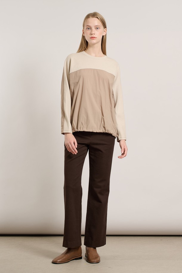 [25WT] 배색 져지 블라우스 - LIGHT BEIGE A5W9X40371는 여성스러운 스타일을 연출하는 블라우스입니다. 라이트 베이지와 브라운 컬러의 배색 디자인이 돋보이며, 얇고 부드러운 져지 소재로 제작되어 편안한 착용감을 선사합니다. 라운드넥과 7부 소매 기장, 레귤러핏 디자인으로 어떤 하의와도 잘 어울려 출근룩 또는 모임룩으로 활용하기 좋습니다. 미니멀하고 베이직한 스타일로, 봄, 가을 시즌에 제격입니다.
