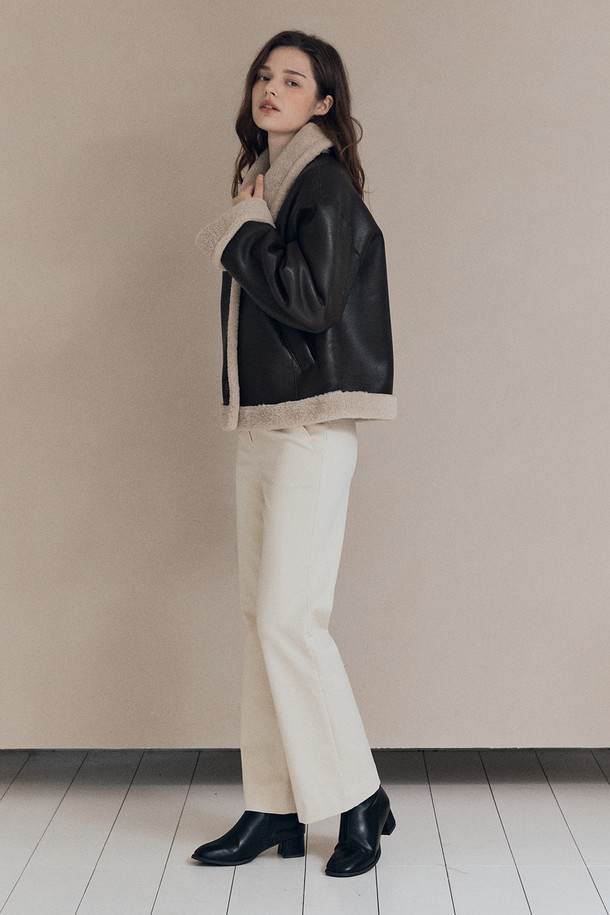 [25WT] 모노윈터 페이크레더 무스탕 - DARK BROWN A5WAF81175는 여성용 아우터 무스탕입니다. 다크 브라운 컬러의 무지 디자인으로, 겨울철 캐주얼 및 베이직 스타일 연출에 적합합니다. 두꺼운 두께감의 인조가죽 소재로 제작되어 부드러운 촉감을 제공하며, 긴 소매와 버클 여밈 방식으로 디자인되었습니다. 레귤러핏과 페이크 레더, 퍼 트리밍 디테일이 특징이며, 일상복으로 활용하기 좋습니다.
