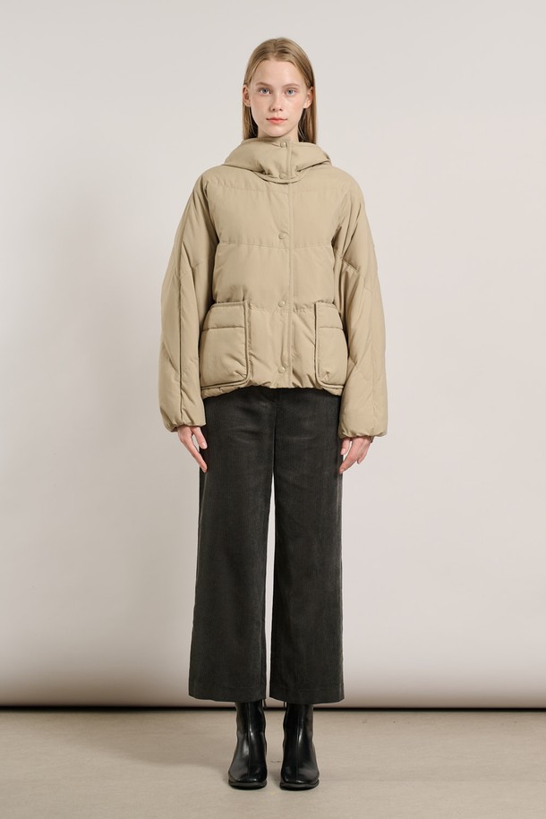 [25WT] 후드 탈착 코쿤다운 - LIGHT BEIGE A5WAF81271는 겨울철 데일리룩에 어울리는 여성용 다운 점퍼입니다. 베이직한 디자인에 무지 패턴으로 미니멀, 클래식, 캐주얼 스타일을 연출하기 좋습니다. 부드러운 촉감의 나일론, 폴리에스터 혼방 소재로 제작되었으며, 넉넉한 루즈핏과 크롭 기장으로 편안하게 착용할 수 있습니다. 후드는 탈착 가능하며, 방풍 기능과 보온성을 갖춰 추운 날씨에도 따뜻하게 입을 수 있습니다. 거위 솜털과 깃털 안감으로 뛰어난 보온성을 제공하며, 지퍼와 스냅으로 여밈이 가능합니다.
