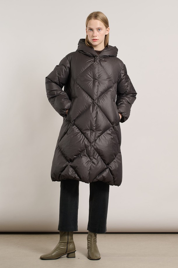 [25WT] 후드 빅 다이아 구스다운 - DARK GRAY A5WAF82417는 추운 겨울, 당신을 따뜻하게 감싸줄 여성용 롱 기장의 구스다운 아우터입니다. 다크 그레이 컬러에 베이직한 스타일로, 어떤 옷에도 쉽게 매치할 수 있으며, 오버핏 디자인으로 편안한 착용감을 선사합니다. 
빅 다이아 퀄팅 디자인이 돋보이며, 부드러운 촉감과 두꺼운 두께로 뛰어난 보온성을 제공합니다. 후드 타입에 집업 스타일로 간편하게 입고 벗을 수 있으며, 긴 소매 기장으로 더욱 따뜻하게 몸을 보호합니다. 여행룩, 캠핑룩 등 다양한 TPO에 활용 가능하며, 미니멀, 클래식, 캐주얼 스타일을 즐기는 분들께 추천합니다.
