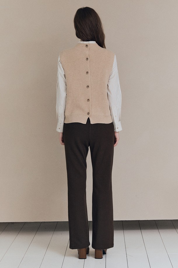 [25WT] 투웨이 글리터리 베스트 - 라이트 베이지 A5WAK51171는 여성용 베스트입니다. 가을과 겨울에 어울리는 두꺼운 두께감의 니트 소재로 제작되었으며, 부드러운 촉감을 선사합니다. 하이넥 디자인과 민소매 스타일로, 베이직한 스타일에 글리터 디테일이 더해져 포인트를 줍니다. 레귤러핏으로 편안하게 착용 가능하며, 크롭 기장으로 다양한 스타일 연출에 활용할 수 있습니다. 미니멀하고 클래식한 스타일을 선호하는 분들께 추천합니다.
