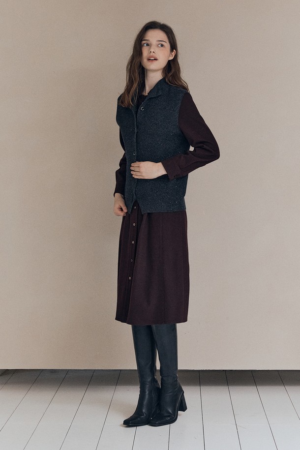 [25WT] 투웨이 글리터리 베스트 - CHARCOAL GRAY A5WAK51198는 차콜 그레이 색상의 여성용 베스트입니다. 울 소재로 제작되어 가을, 겨울에 착용하기 좋으며, 라운드넥에 레귤러핏으로 제작되었습니다. 베이직하면서도 클래식한 스타일을 연출하며, 글리터 패턴과 투웨이 디자인이 특징입니다. 출근룩과 모임룩 모두에 활용 가능하며, 뻣뻣한 촉감과 두꺼운 두께감으로 따뜻함을 더합니다.
