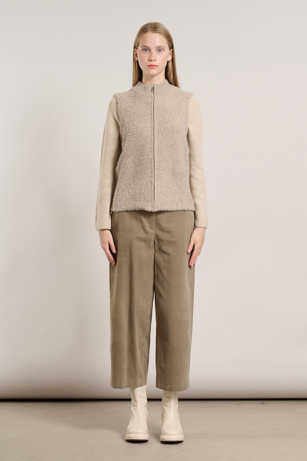 [25WT] 루플리 베스트 - LIGHT BEIGE A5WAK51271은 캐주얼, 미니멀, 클래식 스타일을 아우르는 여성용 베스트입니다. 라이트 베이지 컬러의 무지 디자인으로, 가을과 겨울에 따뜻하게 착용할 수 있습니다. 부드러운 촉감의 양털 또는 플리스 소재로 제작되어 두꺼운 두께감을 자랑하며, 집업 방식으로 간편하게 여밀 수 있습니다. 레귤러핏과 민소매 디자인으로 편안한 착용감을 선사하며, 집콕룩과 산책룩 등 다양한 상황에서 활용하기 좋습니다. 
