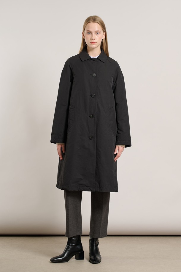[25WT] 래글런 라이너 트랜치코트 - BLACK A5WAN71199는 여성용 아우터로, 봄/가을 계절에 착용하기 좋은 블랙 컬러의 트렌치코트입니다. 래글런 슬리브 디자인과 탈부착 가능한 라이너가 특징이며, 레귤러핏으로 제작되어 편안한 착용감을 선사합니다. 무지 패턴에 싱글 버튼 여밈 방식으로, 클래식하면서도 베이직한 스타일을 연출하며, 부드러운 폴리에스테르 소재로 제작되어 촉감이 좋습니다. 오피스룩, 출근룩, 모임룩 등 다양한 TPO에 활용 가능하며, 미니멀하고 시크한 스타일을 완성합니다.
